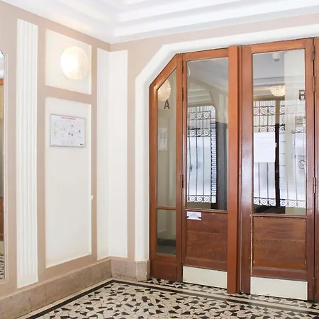Bright Studio With View Of The Eiffel Tower Parigi