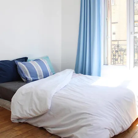 Bright Studio With View Of The Eiffel Tower Parigi